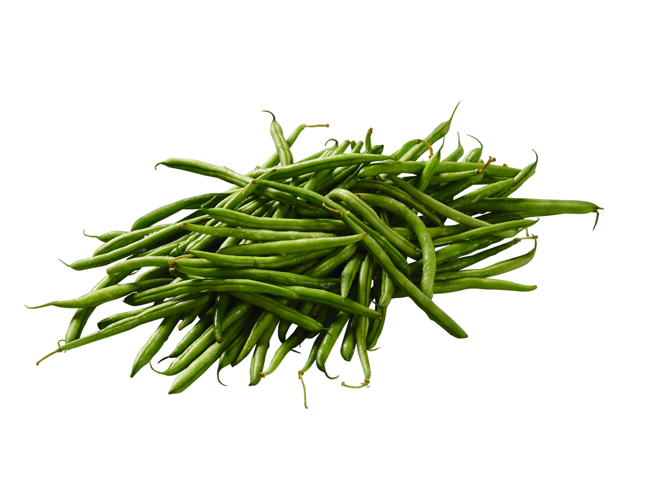 Een hoop verse groene bonen op een zwarte achtergrond.