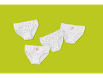 Cuecas infantis brancas com corações cor-de-rosa, uma lisa e três estampadas.