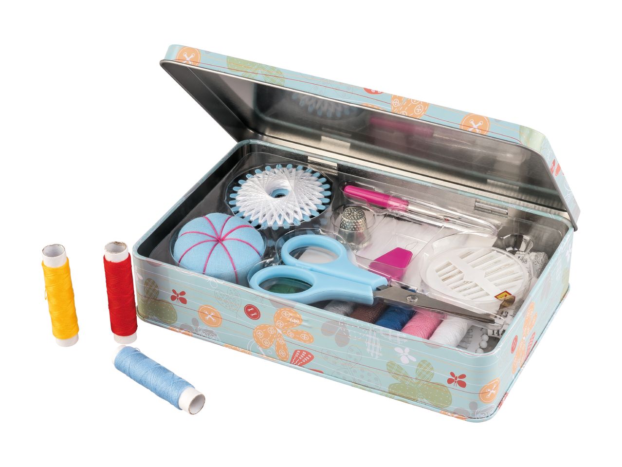 Sykit i en lyseblå metaldåse med trådspoler, saks, nålepude og fingerbøl.