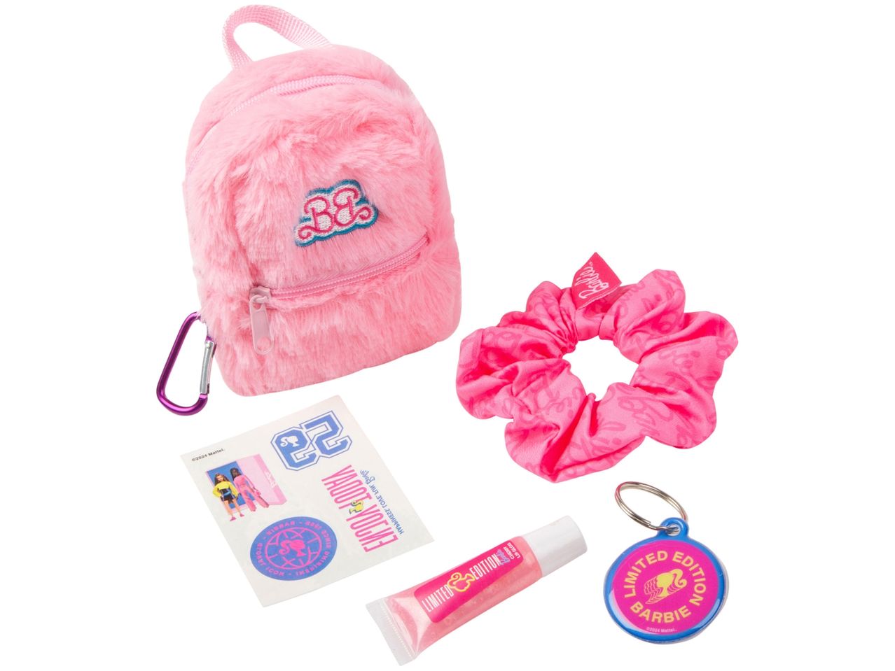 Un set di accessori Barbie rosa, tra cui un mini zaino, uno scrunchie, lucidalabbra, adesivi e un portachiavi.