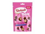 Roze verpakking met chocoladekoekjes, waarvan sommige doormidden zijn gesneden.