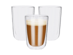 Tre dobbeltvæggede glas, hvoraf det ene er fyldt med kaffe med mælkeskum.