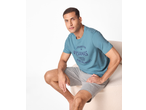 Bărbat în pijama ESMARA MEN: tricou albastru cu textul „LIFE IS BETTER IN PYJAMAS” și pantaloni scurți gri.