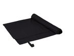 Asciugamano sportivo nero arrotolato, con chiusura elastica.