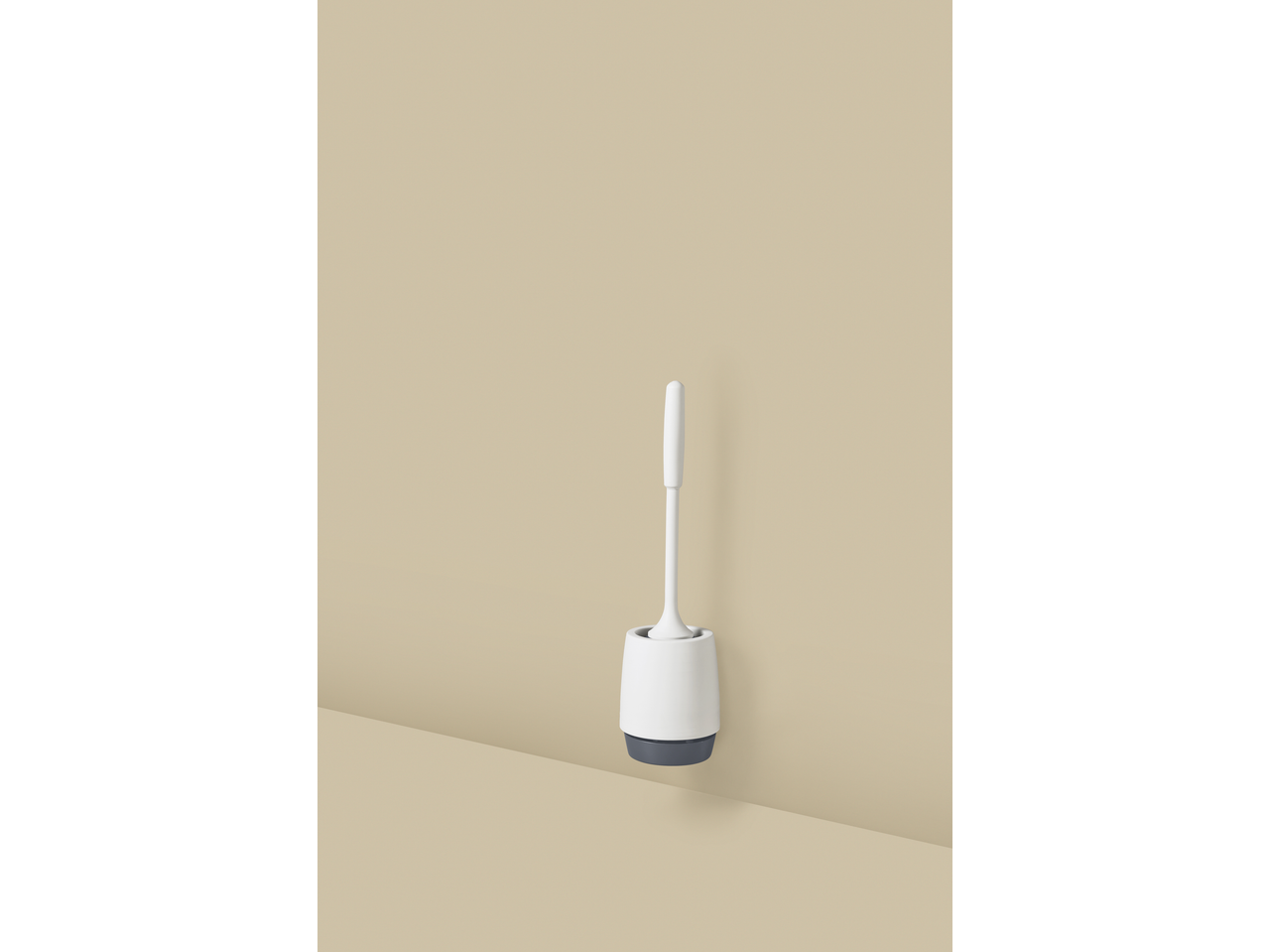 Escova de sanita LIVARNO branca e cinzenta com suporte, sobre fundo bege