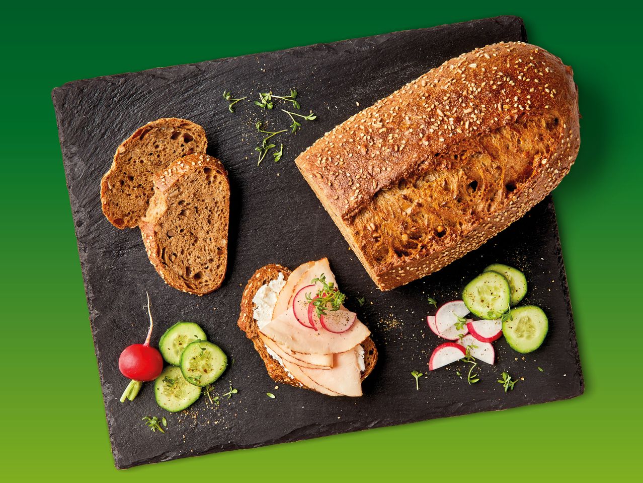 Sesambrot, Aufschnittbrot, Gurken und Radieschen.