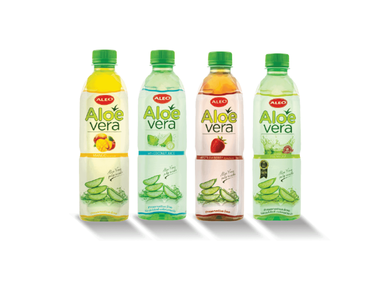 Keturi „Aleo Aloe Vera“ gėrimų buteliai: mangų, kokosų sulčių, braškių ir klasikinio skonio.