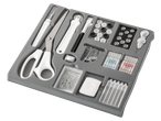 Kit de costura Crelando com tesoura, dedal, agulhas, botões e alfinetes.
