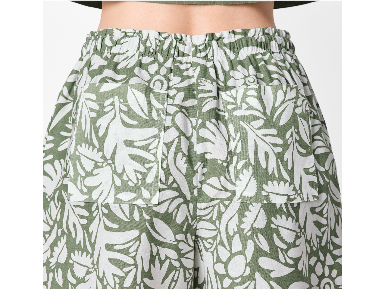 Pantaloni scurți de damă ESMARA, model floral verde și alb, talie elastică.