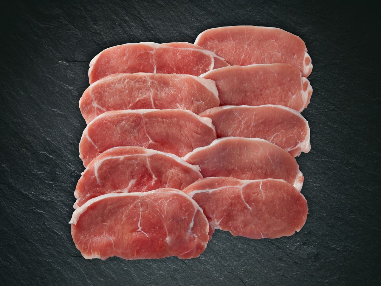 Rohes rotes Fleisch, in Scheiben geschnitten.