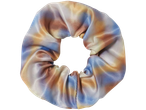 Satenasta gumica za kosu u pastelnim bojama s tie-dye uzorkom.