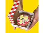 PLAY-DOH®: Mãos de criança seguram uma caixa de pizza de plasticina.