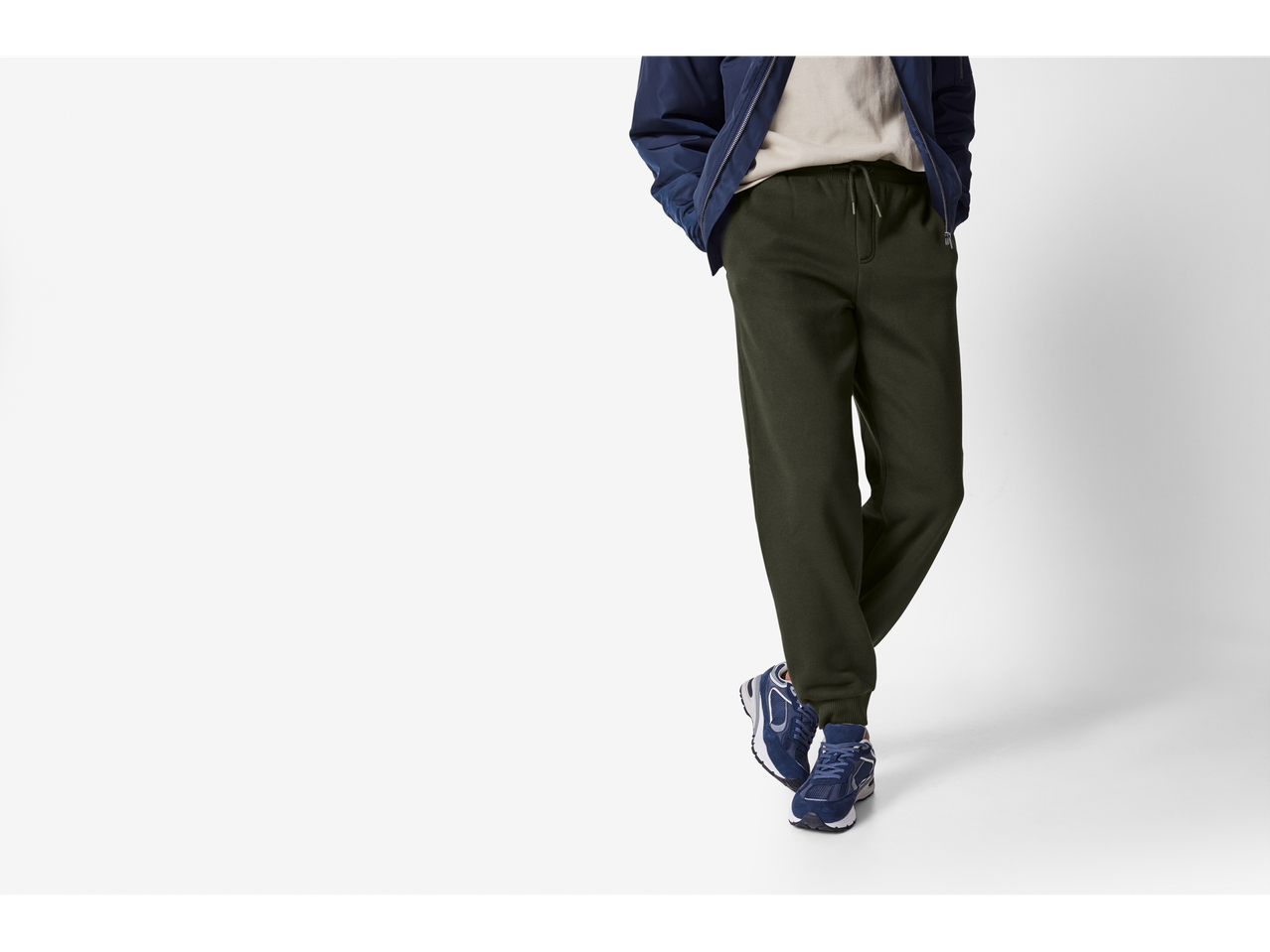 Men's Esmara joggers in dark green, paired with a navy jacket and blue sneakers.