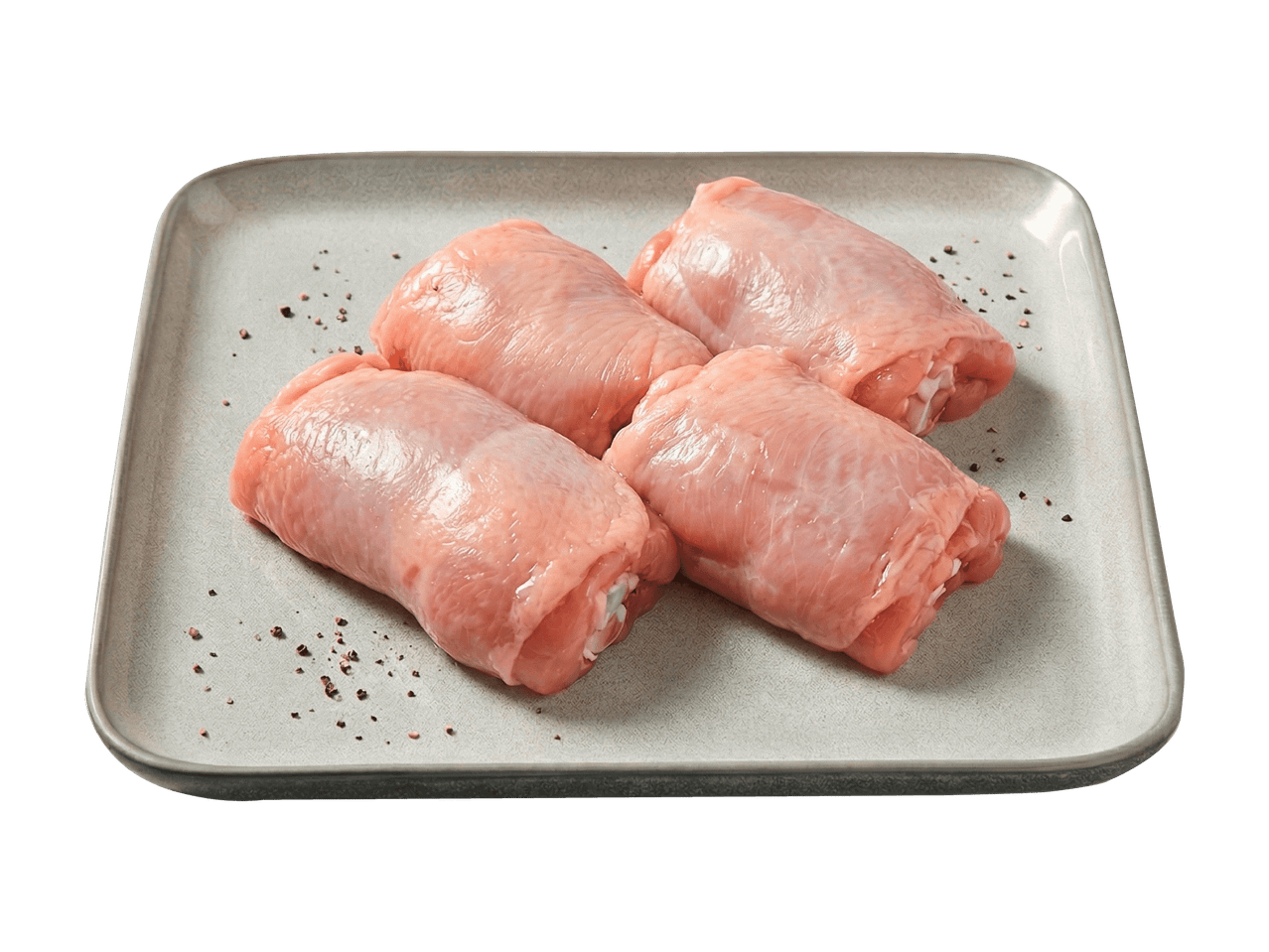 Quatre cuisses de poulet désossées et roulées sur une assiette grise avec du poivre noir.