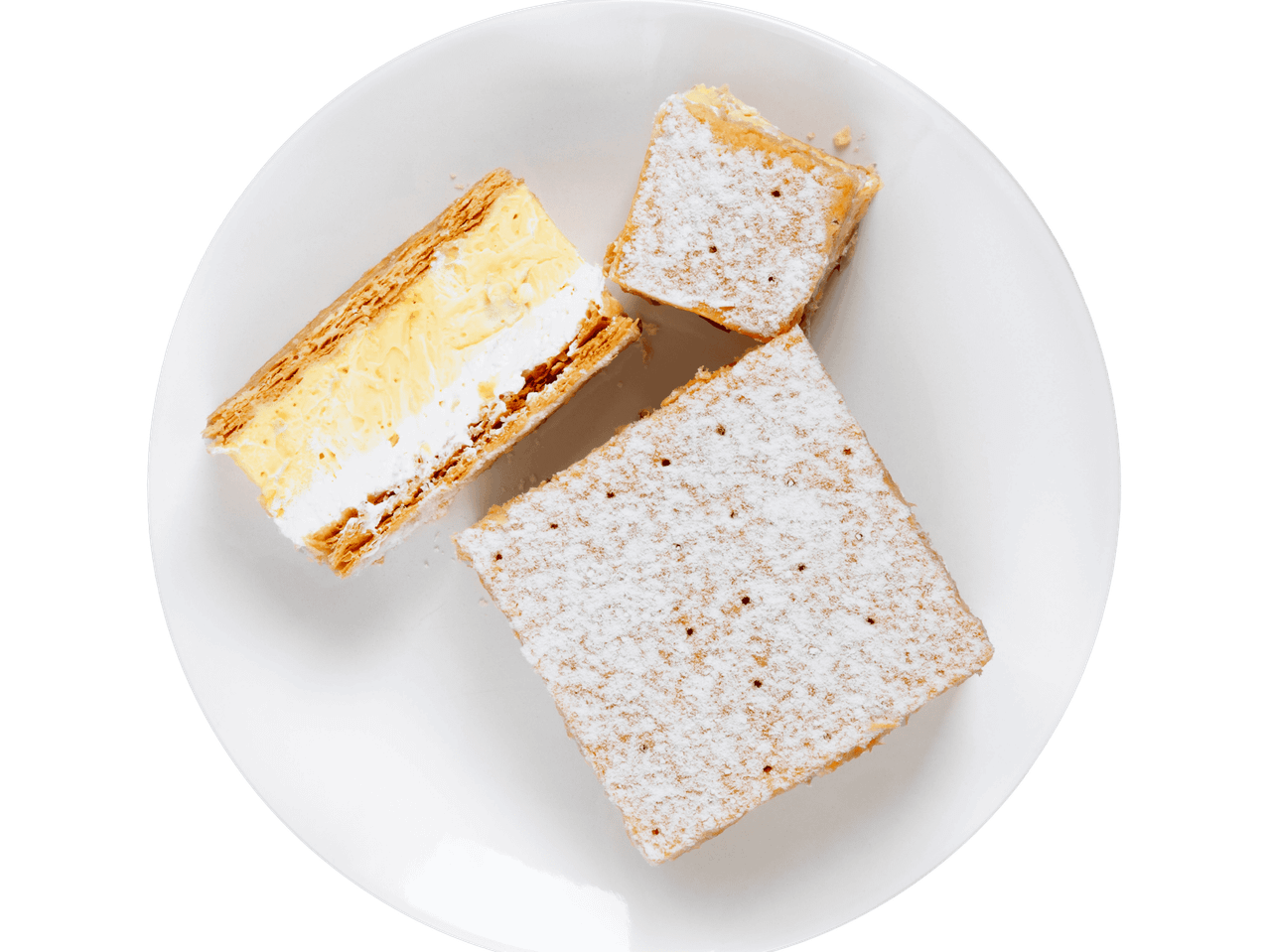 Drei Stücke Mille-feuille auf einem weißen Teller.
