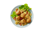 Falafelballetjes geserveerd op een bedje van bulgur met salade.