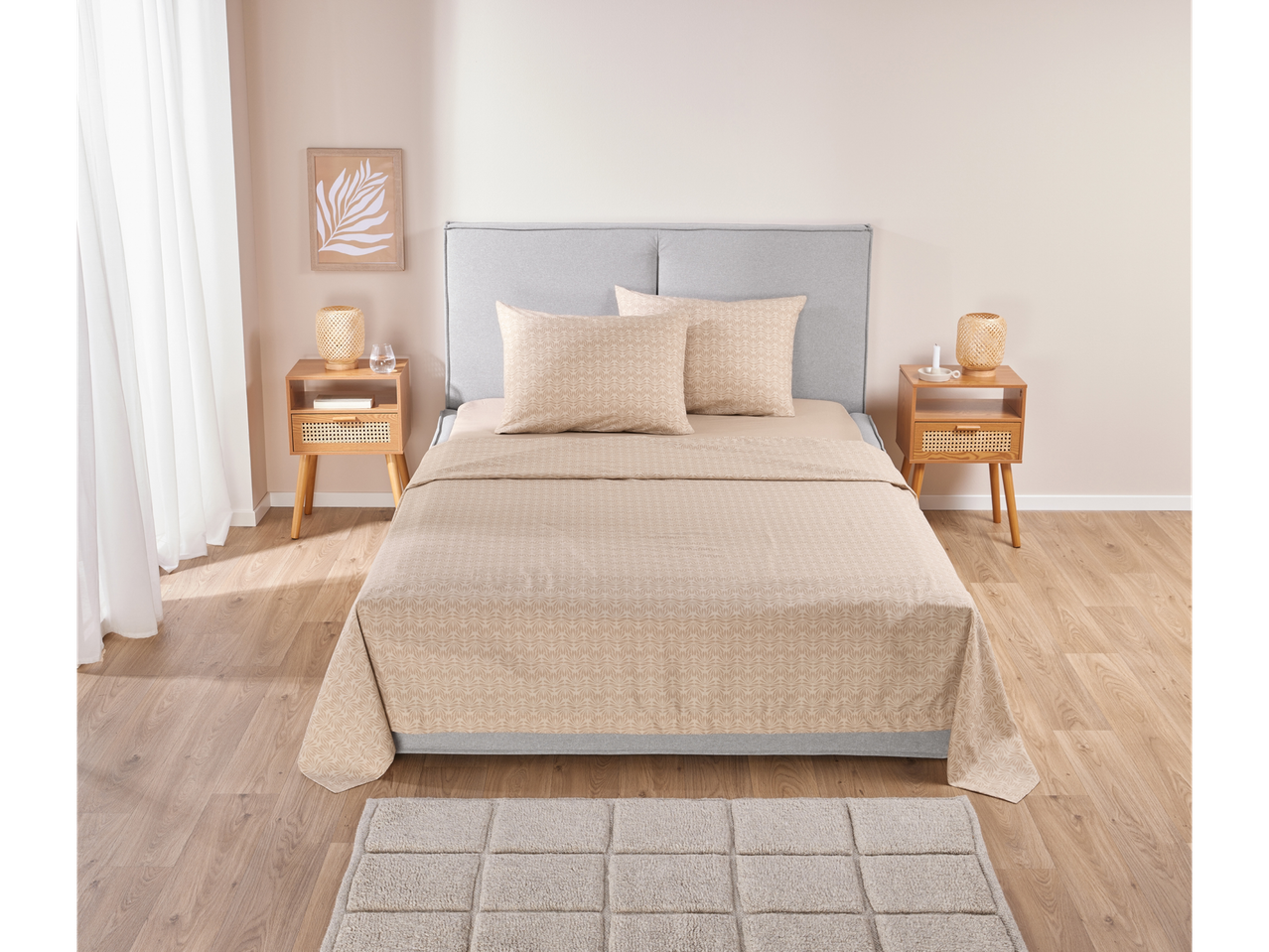 Completo lenzuola beige con motivo a foglie stilizzato.