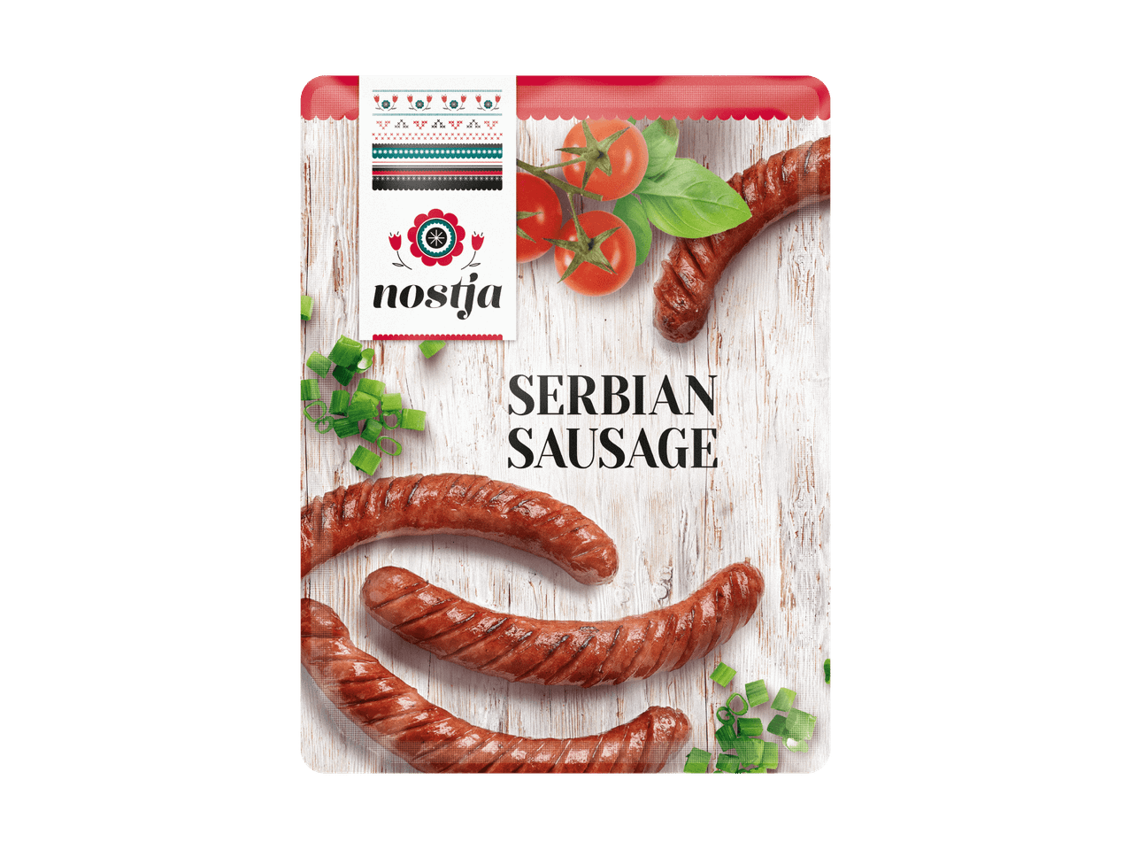 Nostija serbische Wurst in einer Verpackung mit Tomaten und Frühlingszwiebeln.
