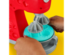 Criança a brincar com o conjunto PLAY-DOH® Modellervoks para fazer cupcakes.