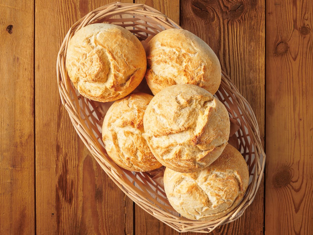 Пресни хлебчета в кошница, селски стил.