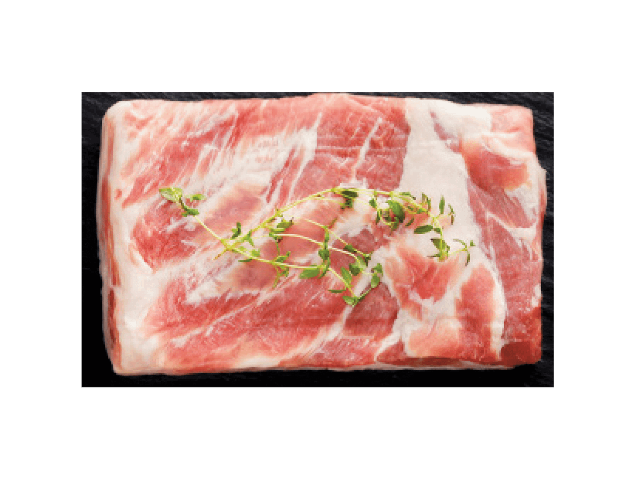 Šviežia kiaulienos šoninė su rozmarino šakele ant juodos lentos.