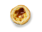 Un seul Pastel de Nata dans une coupelle en aluminium, vu de dessus.