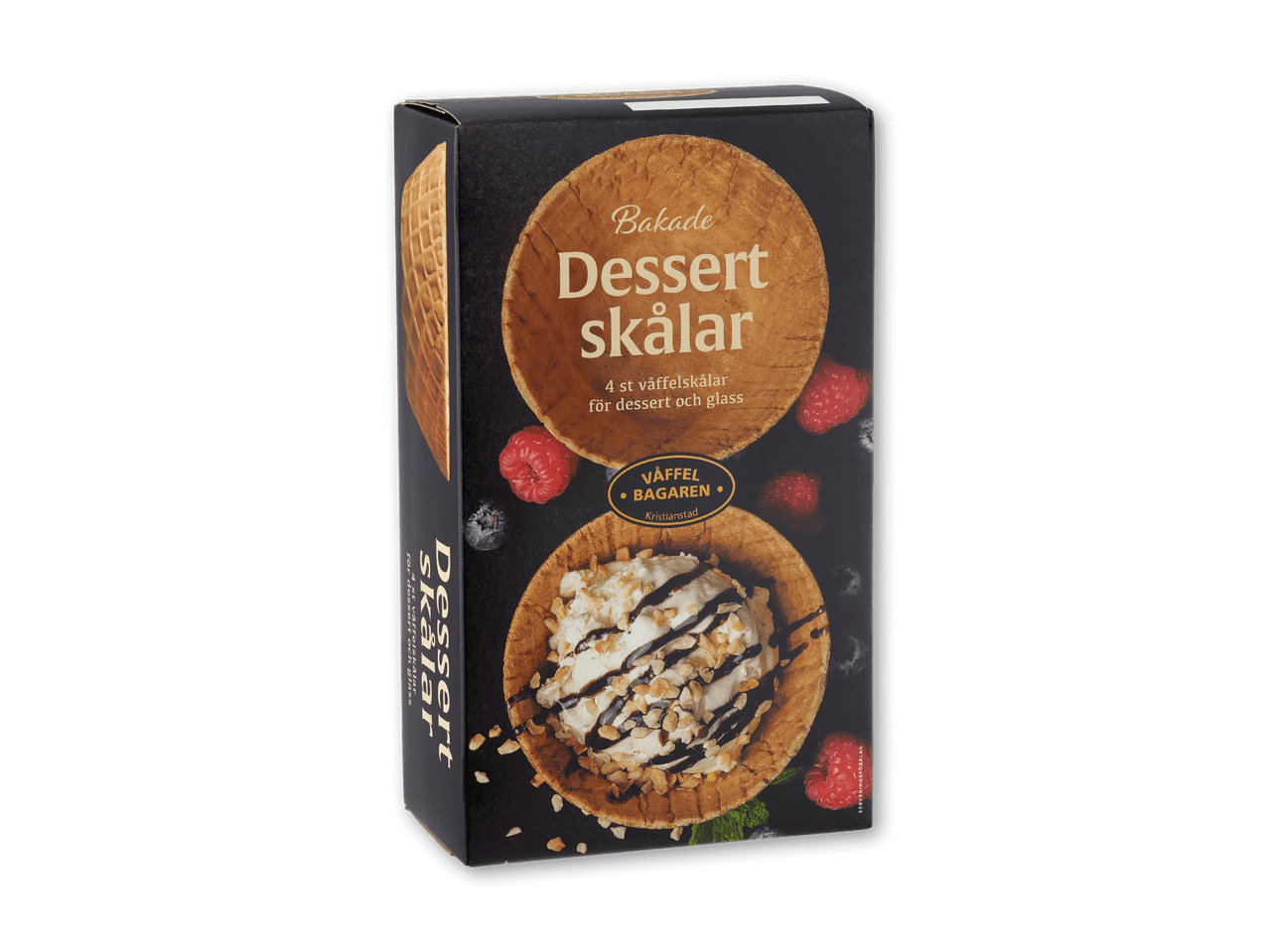Pakke med dessertskåle af vaffel med is, chokoladesauce og nødder, omgivet af bær.
