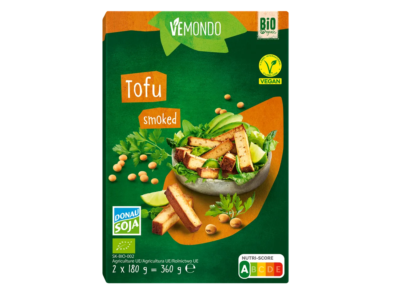 Paquet de tofu fumé avec une salade fraîche, des logos bio et végétalien.