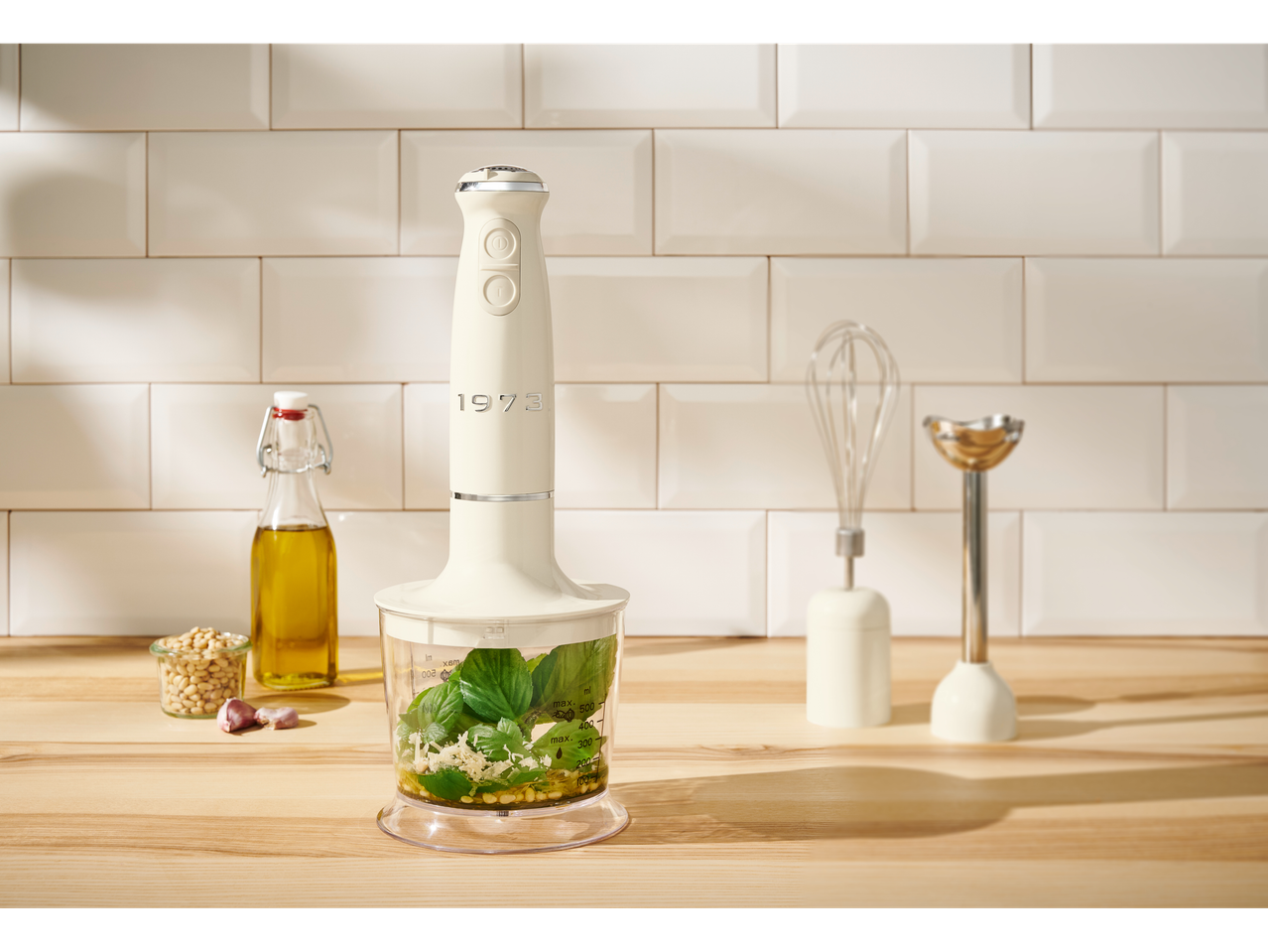 SILVERCREST® ručni blender s dodacima, priprema pesto.
