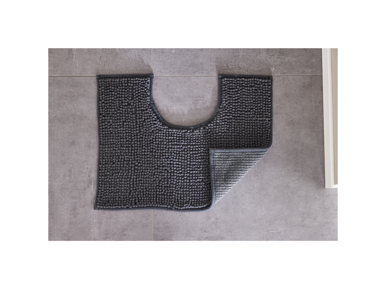 Hall vannitoa vaip hallil plaatide põrandal.