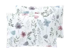 Două fețe de pernă albe din renforcé cu un model floral acuarelă în albastru, violet și roz.