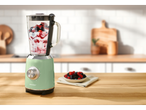 Liquidificador retrô Silvercrest com frutas em uma mesa de madeira.