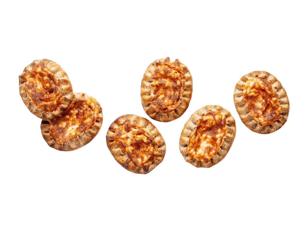 Kuusi karjalanpiirakkaa mustalla taustalla.