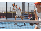 Jogadores de padel em quadra usando raquetes Bullpadel.
