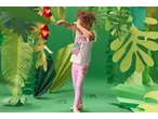 Menina de leggings cor-de-rosa e t-shirt branca, a brincar com binóculos na selva.