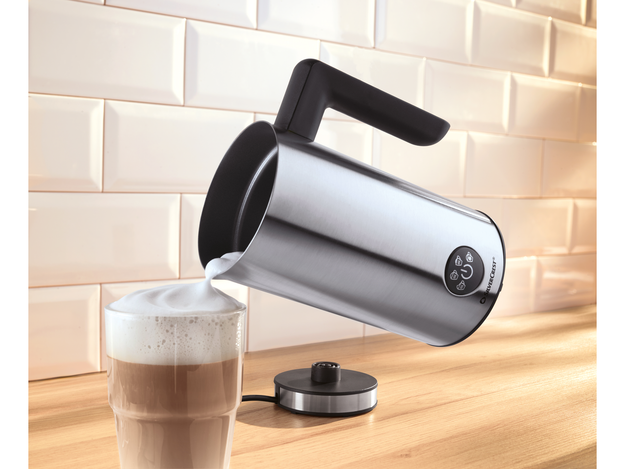 Spumant de lapte electric SILVERCREST turnând spumă într-un pahar de latte.