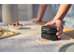 Mini aspirator SILVERCREST curățând firimituri de pe o față de masă.