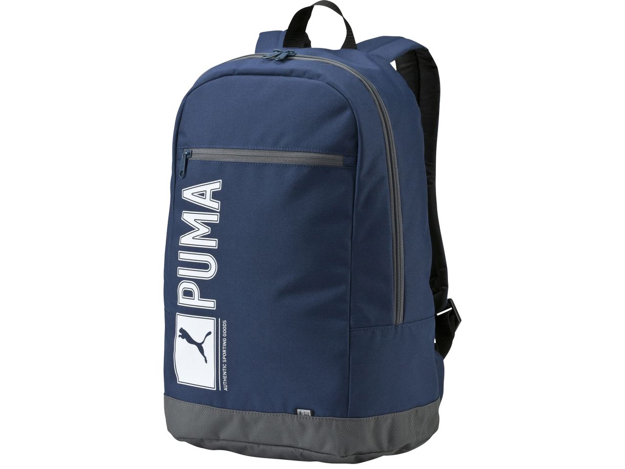 Тъмносиня раница Puma с голямо бяло лого отстрани.