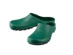Un paio di clogs da giardino verdi in gomma su sfondo bianco.