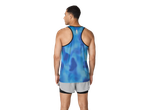 T-shirt desportiva sem mangas CRIVIT para homem com estampado azul e calções cinzentos.