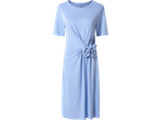 Vestido azul claro de manga curta com nó na cintura