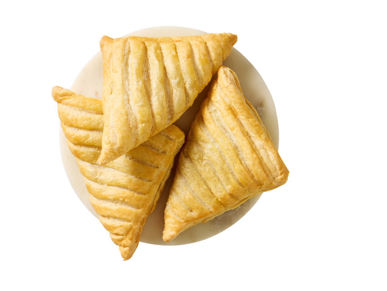 Četras ābolu pīrādziņi uz balta šķīvja, skats no augšas