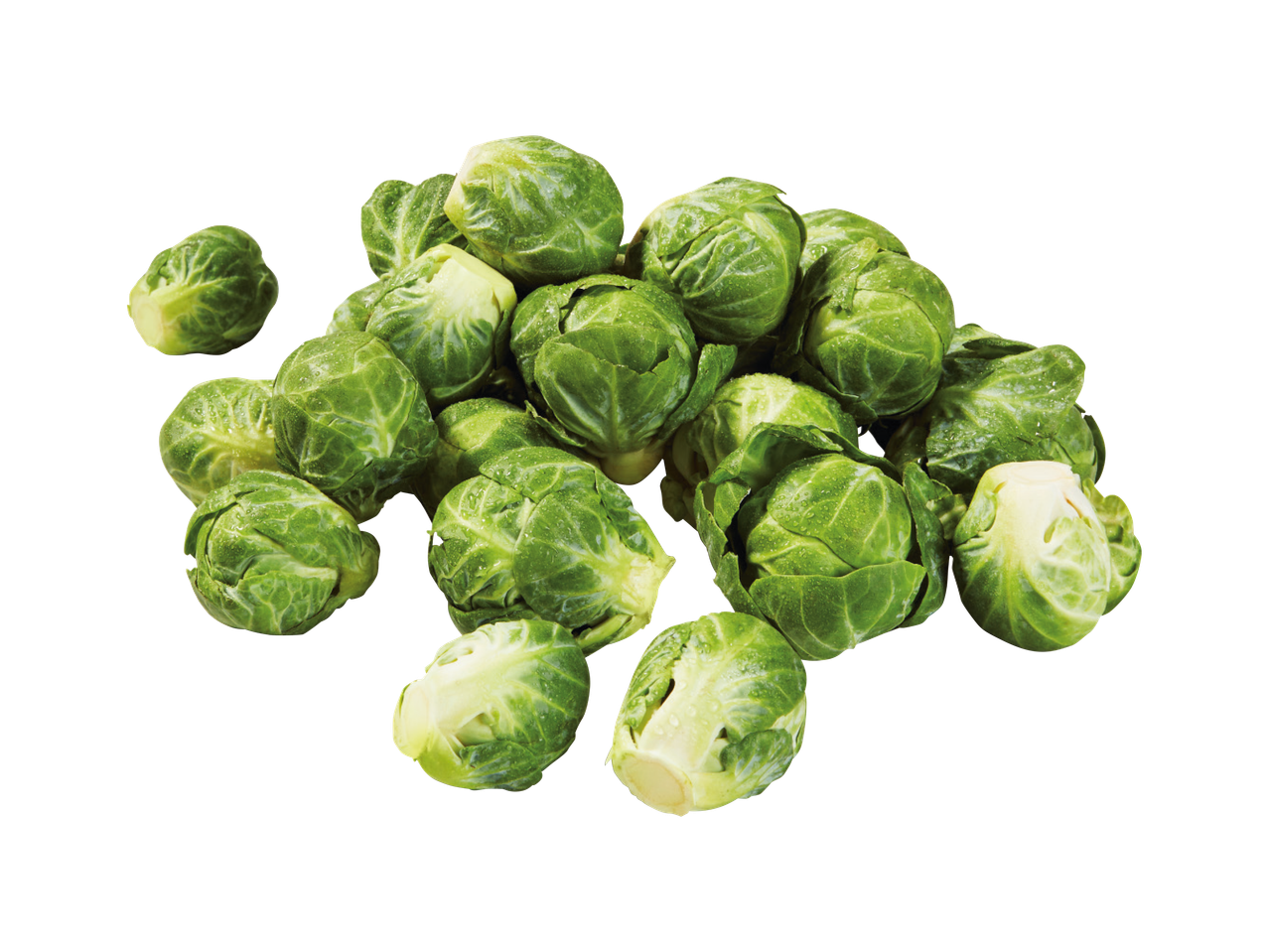 Hrpa svježih prokulica s kapljicama vode na crnoj pozadini.