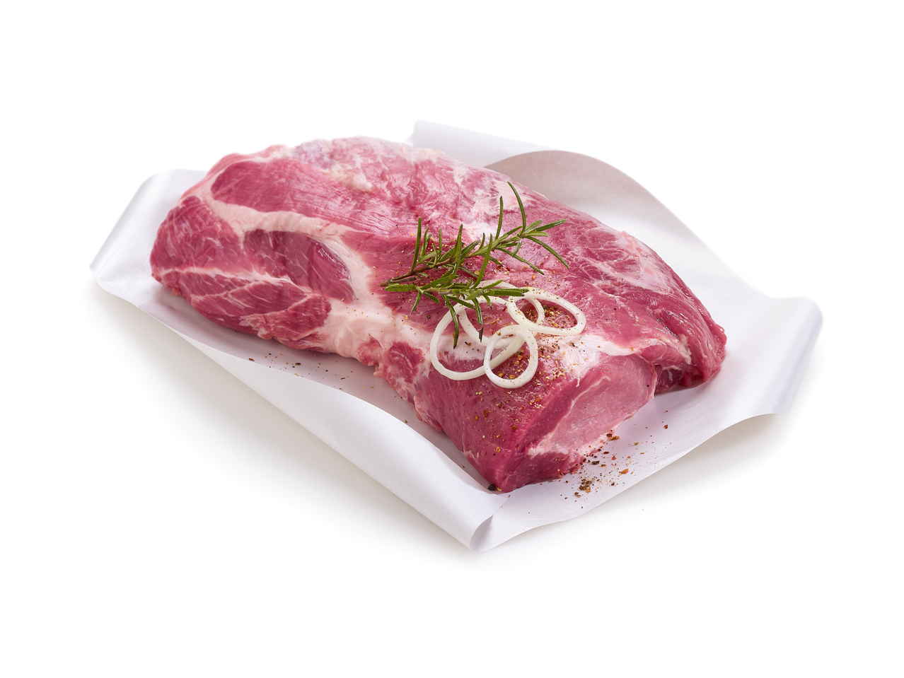 Morceau de porc cru avec du romarin, des rondelles d'oignon et des épices sur du papier blanc.