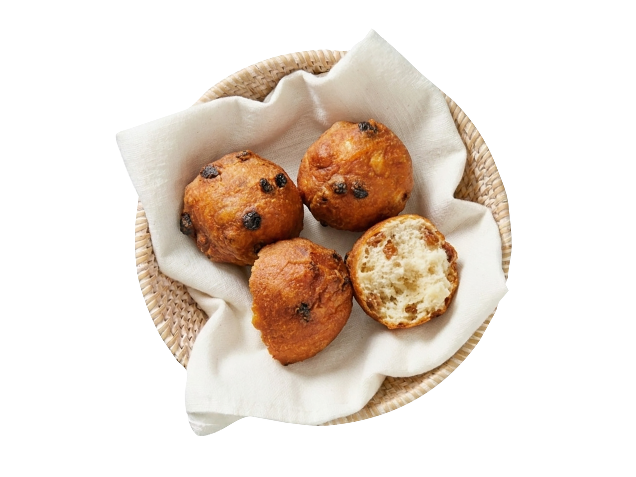 Vier rozijnenbollen in een rieten mand met een witte doek, waarvan één opengesneden.
