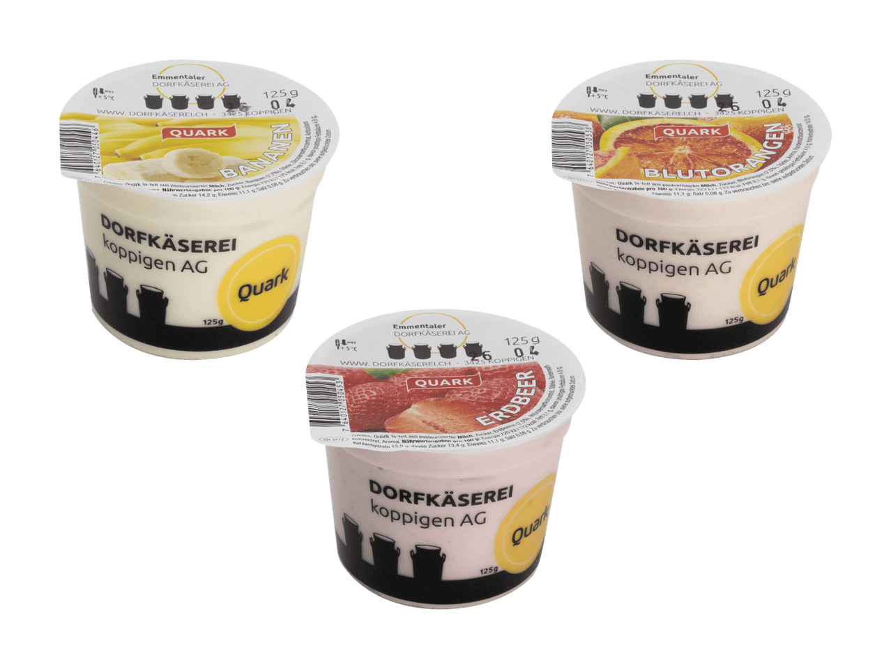 Drei Becher Fruchtquark (Banane, Blutorange, Erdbeere) auf schwarzem Hintergrund.