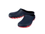 Un paio di clogs da giardino blu scuro con suola rossa.