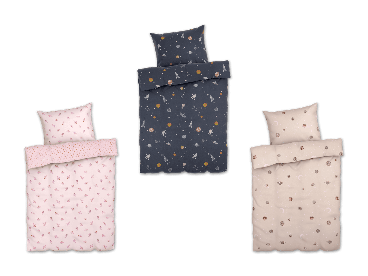Drei Bettwäsche-Sets mit Weltraum-Motiven in Rosa, Dunkelblau und Beige.