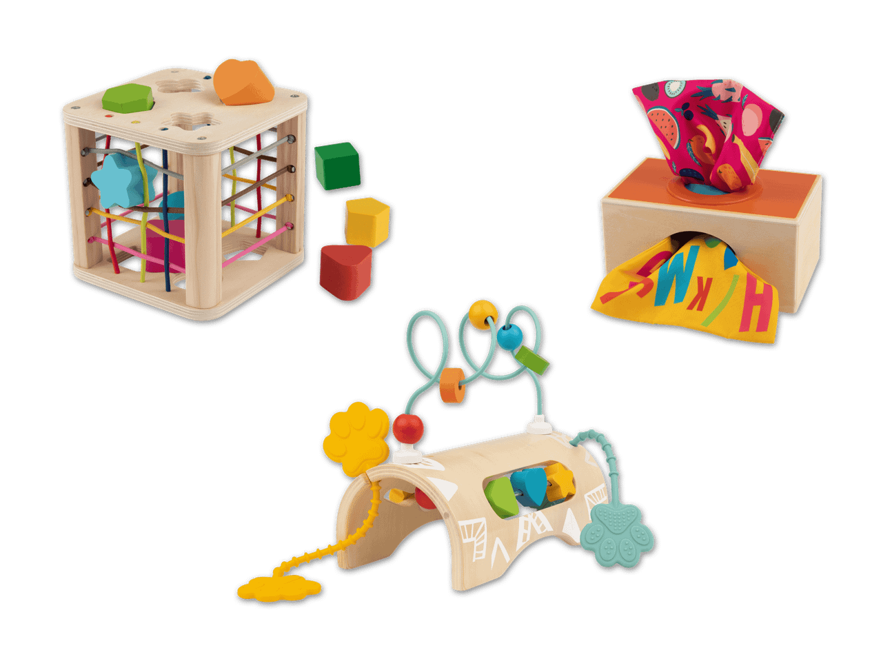 Drei Babyspielzeuge: ein Sortierwürfel, eine Motorikschleife und eine Taschentuchbox aus Holz.
