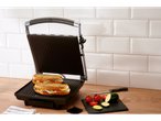 Grelhador de contacto Silvercrest® com duas sanduíches panini e vegetais frescos